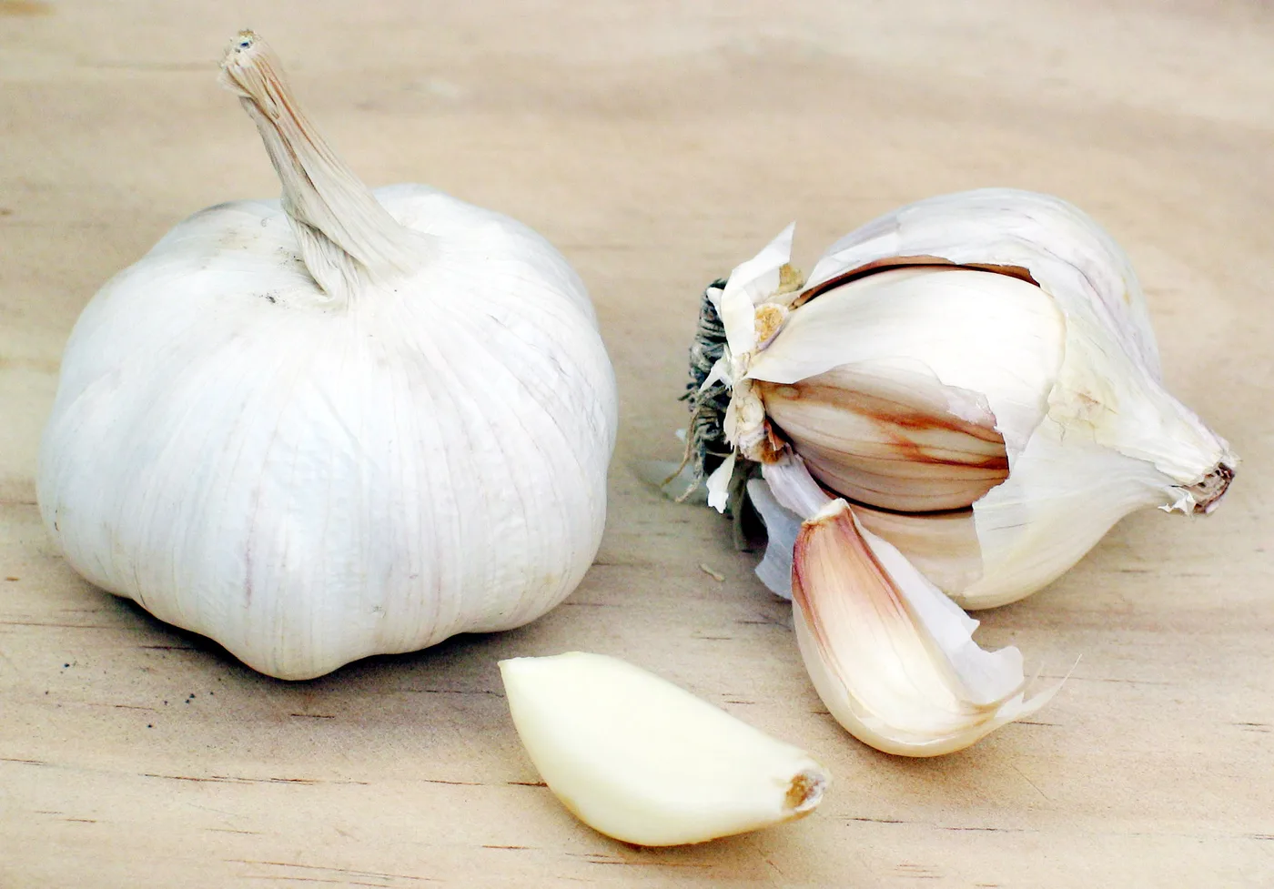 Garlic bulbs, sections