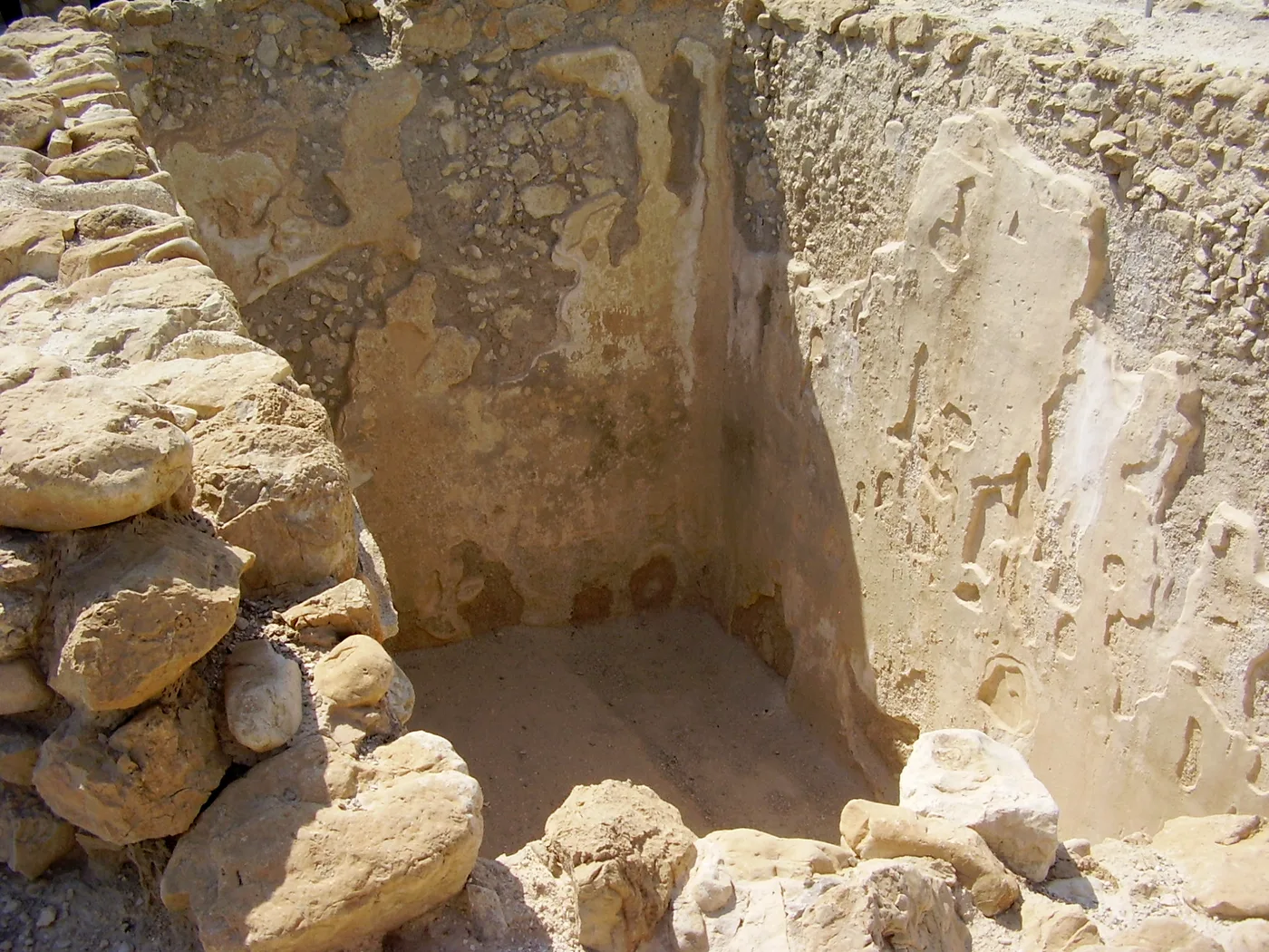 Water cistern with plaster walls