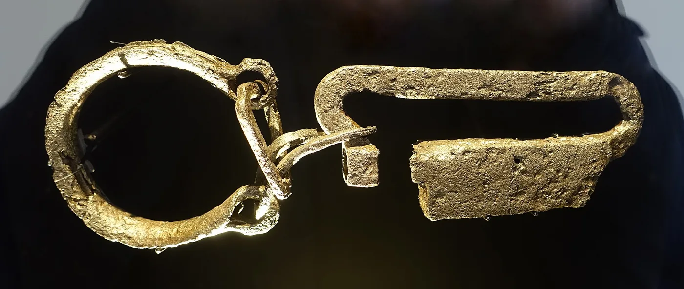 Shackle for the ankles to restrict prisoner movement