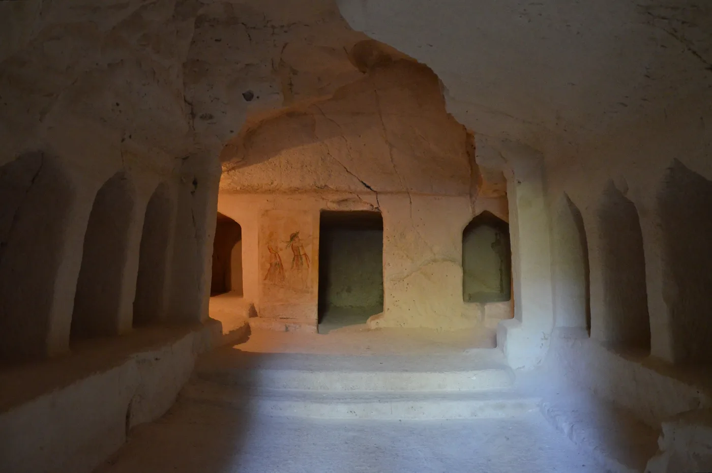 Tomb with niches, with wall painting of man playing a flute and woman playing a harp (Beit Guvrin)