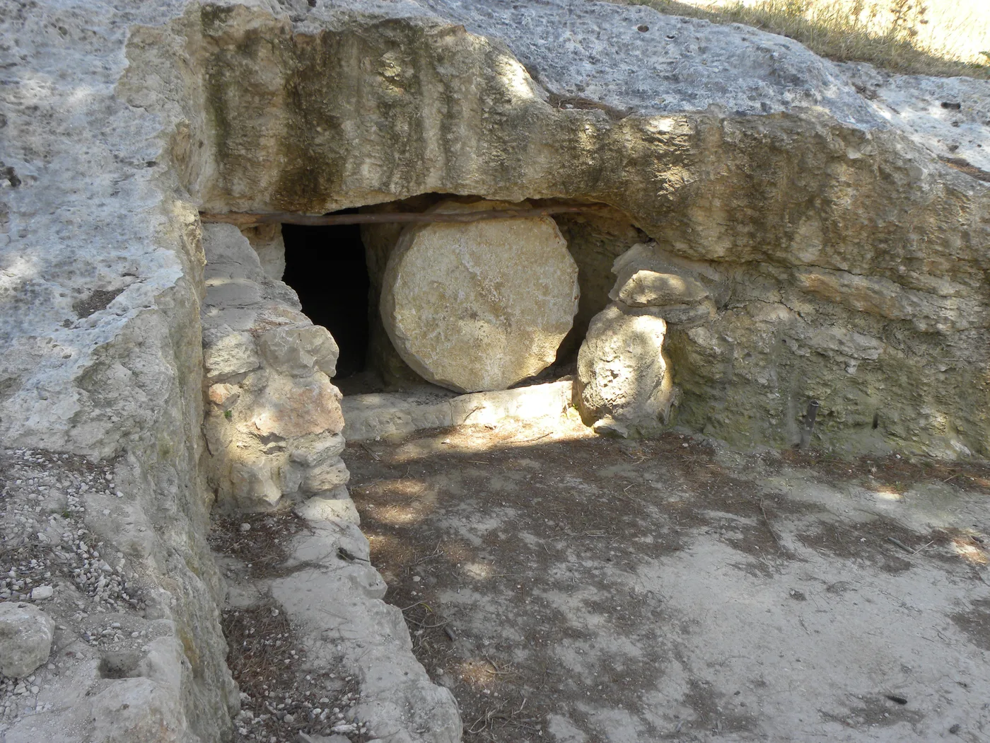 Round stone for sealing a tomb entrance