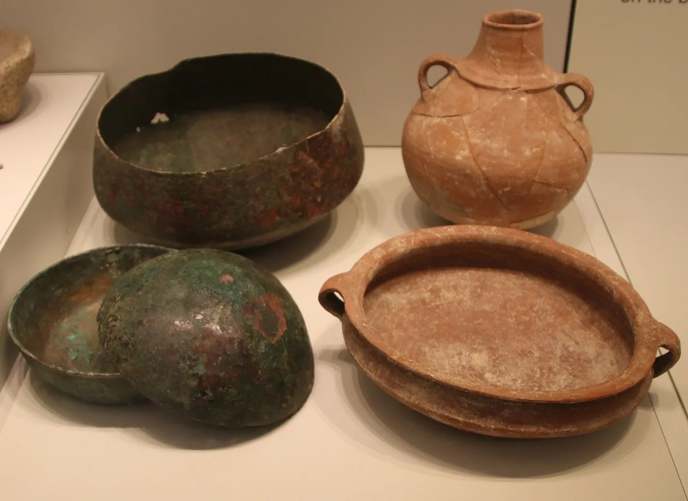 Metal and ceramic cooking pots