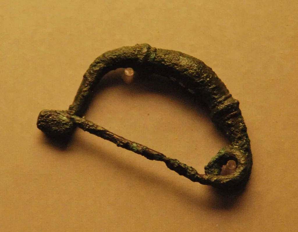 Robe pin (fibula)